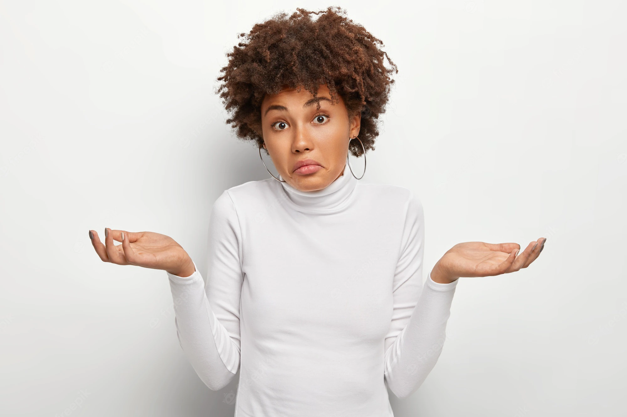 conceito-de-percepcao-de-pessoas-atitude-e-vida-mulher-desavisada-sem-nocao-com-cabelo-encaracolado-